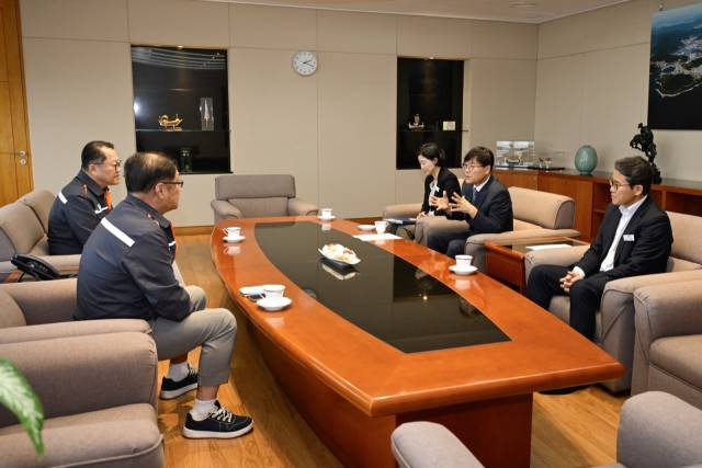 변광용(오른쪽 두 번째) 거제시장이 22일 한화오션 지원센터 8층에서 김희철 대표이사 등 경영진을 만나 조선 업계와 상생 협력 방안을 모색하기 위한 간담회를 하고 있다. 사진 제공=거제시