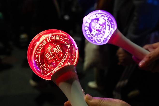 3월22일 오후 서울 광화문 앞에서 열린 윤석열 즉각퇴진 사회대개혁 16차 범시민대행진 참가자들이 응원봉을 들고 있다. ⓒ시사IN 신선영