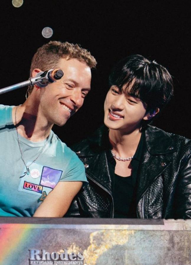 콜드플레이 콘서트에서 함께 노래부르고 있는 진 /사진=진 SNS