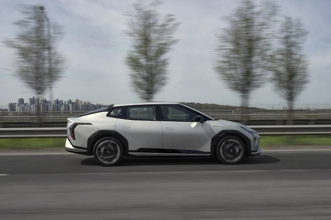 주행 중인 EV4 측면. 사진=기아