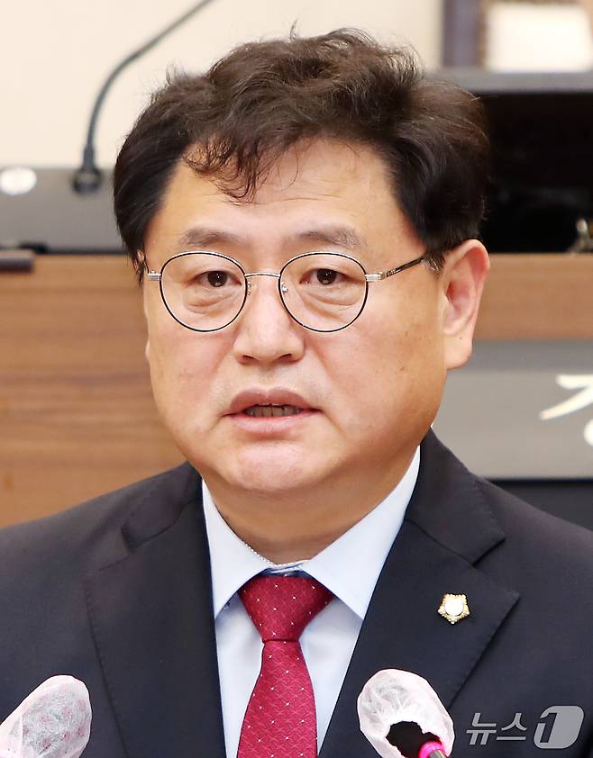 24일 열린 밀양시의회 제263회 임시회 2차 본회의에서 정희정 의원이 '국가균형발전과 지속가능한 대한민국 공공언어 개선 촉구 대정부 건의문' 제안 설명을 하고 있다.(밀양시의회 제공. 재판매 및 DB금지)