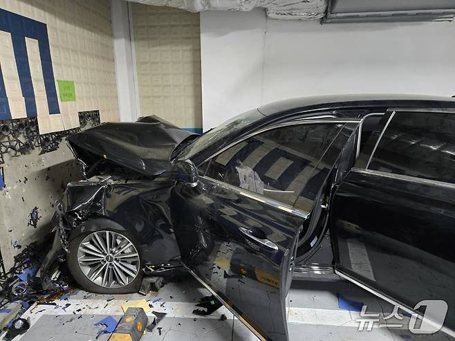 24일 오전 11시 27분께 경기 의정부시 민락동의 한 상가건물 지하 1층에서 승용차량이 건물 벽을 들이받아 30대 남녀 2명이 크게 다치고, 강아지 1마리가 사체로 발견됐다. (경기도북부소방재난본부 제공. 재판매 및 DB금지) 2025.4.24/뉴스1