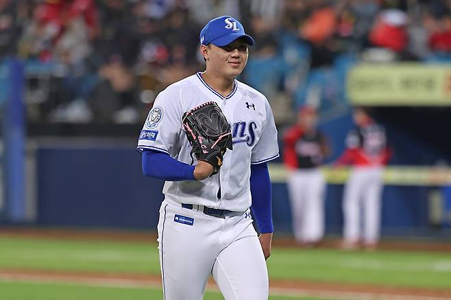 삼성 배찬승이 23일 대구삼성라이온즈파크에서 열린 2025 KBO리그 KIA전에서 6회초 1사 2,3루 위기를 막은 후 웃으며 더그아웃으로 내려오고 있다. 사진 | 삼성 라이온즈