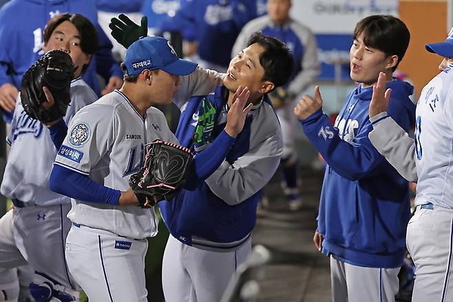 삼성 배찬승(왼쪽)이 23일 대구삼성라이온즈파크에서 열린 2025 KBO리그 KIA전에서 6회초 1사 2,3루 위기를 막은 후 더그아웃으로 내려오자 동료들이 맞이하고 있다. 사진 | 삼성 라이온즈