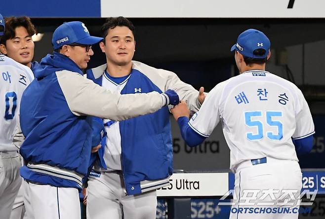 23일 대구 삼성라이온즈파크에서 열린 삼성 라이온즈와 KIA 타이거즈의 경기. 삼성 배찬승이 실점 위기를 막아내자 선발 최원태가 기뻐하고 있다. 대구=박재만 기자 pjm@sportschosun.com/2025.04.23/