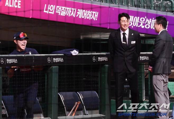 심우준에게 응원을 보내는 이대형 해설위원.