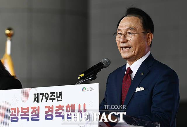 박상돈(76) 천안시장이 임기를 다 채우지 못하고 당선무효가 확정됐다. 박상돈 천안시장이 2024년 8 15일 오전 충남 천안시 독립기념관 겨레의집에서 열린 천안시 주최·주관 제79주년 광복절 경축식 행사에 참석해 기념사를 하고 있다. /천안=박헌우 기자