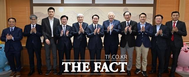 유정복 인천시장이 23일 시청 대접견실에서 김한중 차 의과대학교 이사장(왼쪽 다섯 번째), 찰스 위너(Charles Wiener)) 존스홉킨스 대학교 국제의료 총장(왼쪽 일곱 번째)을 접견하고 참석자들과 기념 촬영을 하고 있다. /인천시