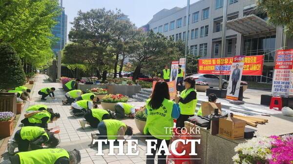 대전 중앙로지하상가 상인들이 24일 대전시청 북문 앞에서 집회를 열고 대전시를 향해 장례퍼포먼스를 진행하고 있다. /정예준 기자