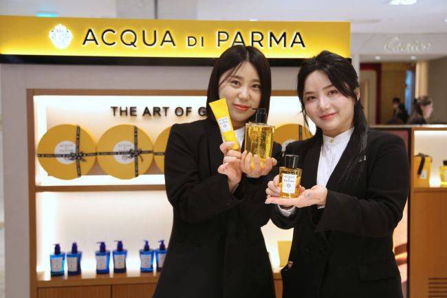 광주신세계, 본관 2층 아쿠아 디 파르마 매장에서 직원들이 신상품을 선보이고 있다. 광주신세계 제공