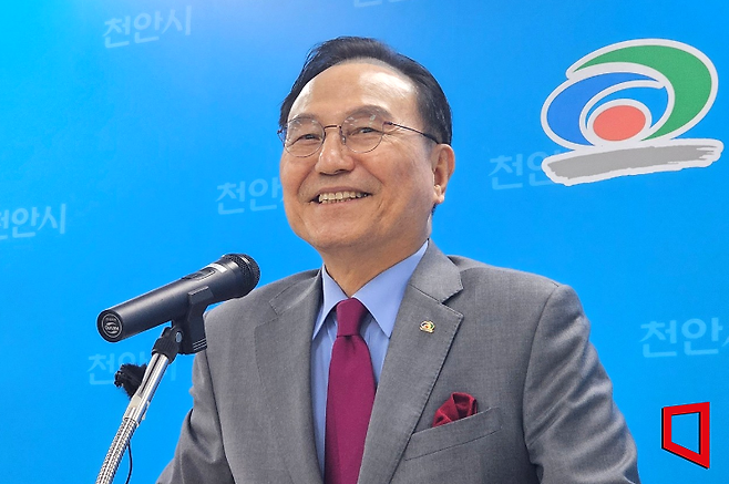 24일 박상돈 전 천안시장이 자신의 당선 무효형이 확정된 뒤 시청 기자실에 들러 소회를 밝히고 있다.