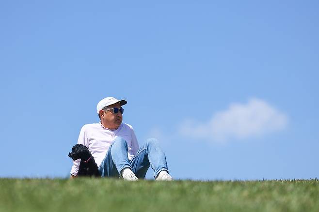 서울 한낮 기온이 24도까지 오르며 포근한 날씨를 보인 지난 20일 서울 송파구 올림픽공원에서 한 시민이 반려견과 나들이를 즐기고 있다. /연합뉴스