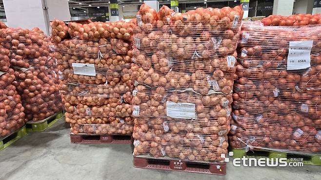 바르카를 통해 가락시장에 입고된 양파.