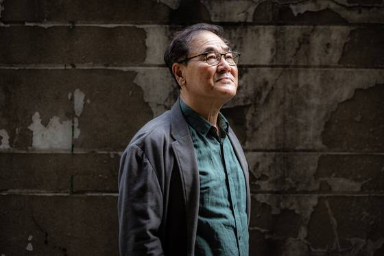 지난 21일 오후 서울 종로구에서 만난 배창호(72) 감독은 자신의 작품과 관객에 대해 이야기하는 내내 빛나는 눈이었다. 예전과 달리 자본의 힘이 더 강력해진 영화 시장에 대해 이야기할 때만 후배들을 안타까워하며 잠시 어두운 낯빛이 됐다. 김현동 기자