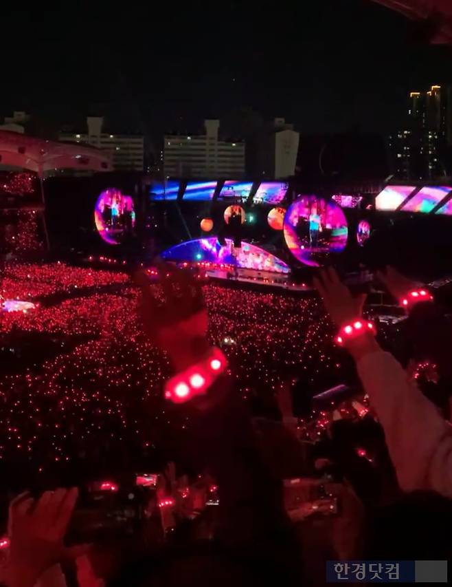 콜드플레이 공연 팔찌/사진=유지희 기자