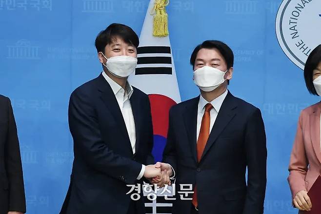 2022년 4월 이준석 당시 국민의힘 대표(왼쪽)와 안철수 당시 대통령직인수위원장이 국회에서 국민의힘·국민의당 합당 선언 후 악수하고 있다. 국회사진기자단
