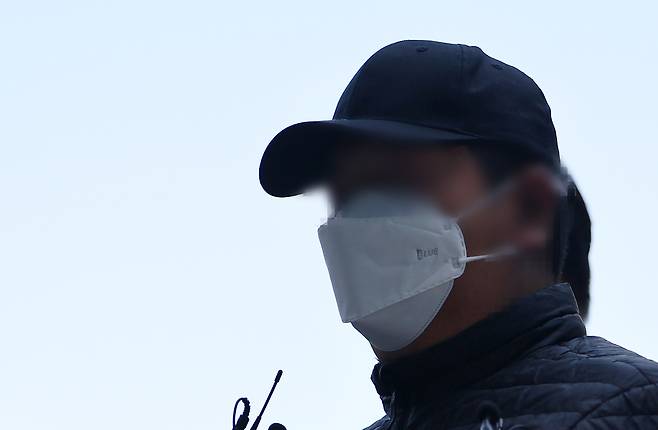 서울 강북구 미아동 마트에서 흉기 난동을 부려 60대 손님을 숨지게 하고, 40대 마트 직원을 다치게 한 A씨가 24일 구속 전 피의자 심문(영장실질심사)을 위해 서울 도봉구 서울북부지법으로 출석하고 있다. 연합뉴스