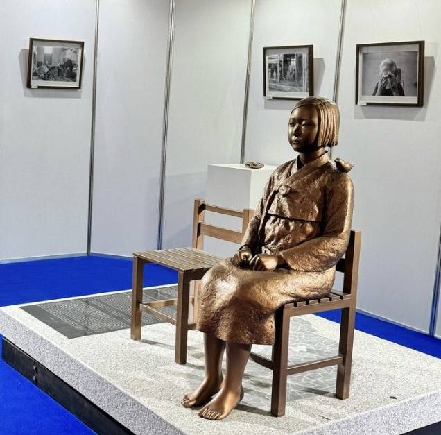 ‘평화의 소녀상’이 23일(현지시간) 아르헨티나 부에노스아이레스 국제도서박람회 전시장에 설치돼 있다. 연합뉴스