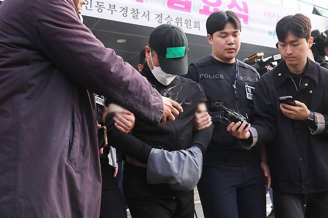 부모와 처자식 등 5명을 살해한 50대 가장 A씨가 24일 경기도 용인동부경찰서 유치장에서 검찰로 송치되고 있다. 연합뉴스