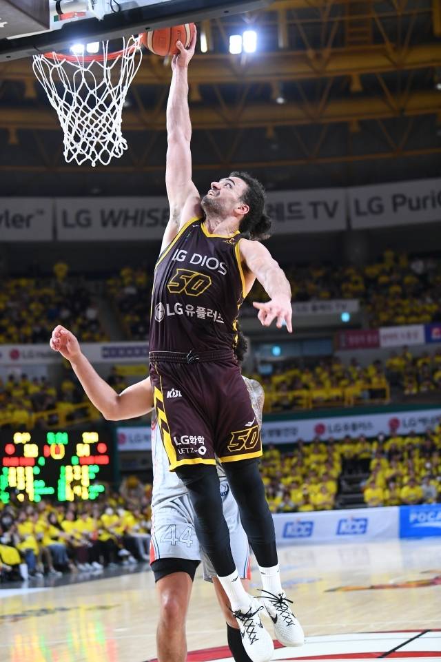 승리의 일등 공신은 ‘파라오’ 아셈 마레이였다. 그는 27점 13리바운드 2어시스트 3스틸, 괴력을 발휘하며 숀 롱, 프림을 모두 무너뜨렸다. 사진=KBL 제공