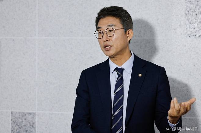 (서울=뉴스1) 안은나 기자 = 노종면 더불어민주당 원내대변인이 12일 서울 여의도 국회의원회관에서 정치검찰사건조작특별대책단 회의를 마친 뒤 기자들 질문에 답하고 있다. 2024.6.12/뉴스1 Copyright (C) 뉴스1. All rights reserved. 무단 전재 및 재배포, AI학습 이용 금지. /사진=(서울=뉴스1) 안은나 기자