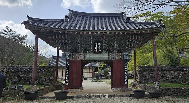 옛 일주문. ‘가지산 보림사’ 현판이 붙어있다.