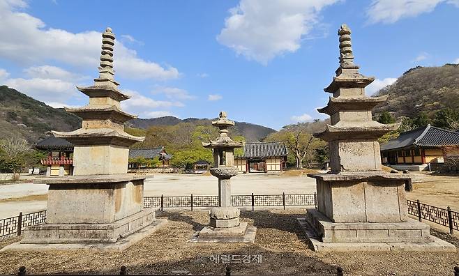 남·북 삼층석탑과 석등. 왼쪽이 남탑, 오른쪽이 북탑.