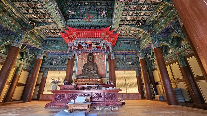 대적광전 내 철조비로자나불좌상