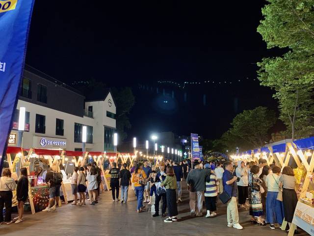▲‘2025 월화거리야시장’이 오는 5월 2일부터 개장해 강릉의 밤에 활기를 더한다 (과거 사진) ⓒ강릉시