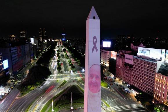 21일(현지시간) 아르헨티나 부에노스아이레스에 있는 오벨리스크에 프란치스코 교황 서거를 애도하는 영상이 나오고 있다. AFP 연합뉴스