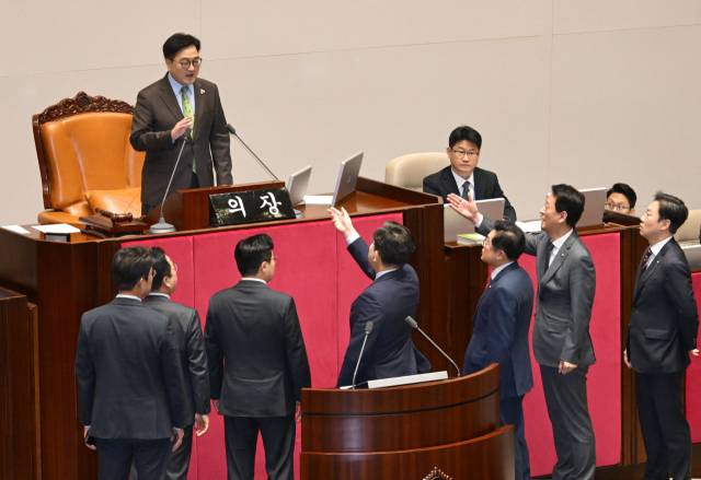 24일 서울 여의도 국회 본회의장에서 한덕수 대통령 권한대행 국무총리의 2025년도 제1회 추가경정예산안에 대한 정부의 시정연설 이후 우원식 국회의장의 발언에 국민의힘 권성동 원내대표가 항의를 하자 여야 원내지도부가 의장석 앞으로 모여있다.