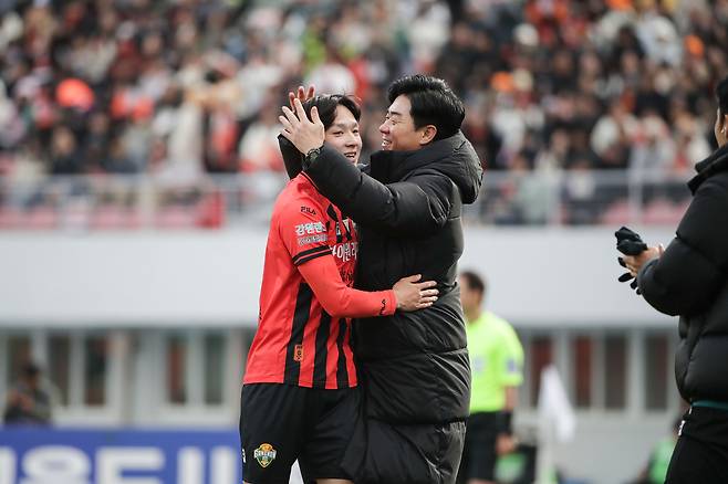 지난 시즌 K리그1 준우승의 주역인 양민혁과 윤정환 감독. 프로축구연맹 제공