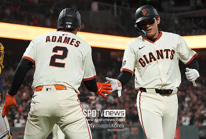 ▲ 24일(한국시간) 밀워키 브루어스와 경기에서 이정후는 4타수 3안타 1득점으로 활약했다. 6회 득점한 뒤 윌리 아다메스와 하이파이브한 이정후.