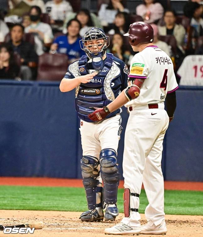 카디네스(오른쪽)도 4회말 김유성의 연이어 몸쪽을 향한 공에 불만을 표하자 양의지가 달래고 있다.