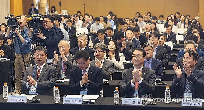 '아프리카 강제실향(난민)' 해법 국제포럼 (서울=연합뉴스) 황광모 기자 = 24일 서울 종로구 연합뉴스 연우홀에서 국가기간뉴스통신사 연합뉴스와 유엔난민기구(UNHCR)가 공동 주최한 '아프리카 강제실향(난민) 해법 국제포럼'에 참석한 내빈들이 행사 도중 박수를 치고 있다. 2025.4.24 hkmpooh@yna.co.kr