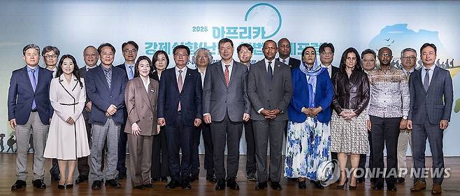 '아프리카 강제실향(난민) 해법 국제포럼', 연합뉴스에서 열려 (서울=연합뉴스) 황광모 기자 = 24일 서울 종로구 연합뉴스 연우홀에서 국가기간뉴스통신사 연합뉴스와 유엔난민기구(UNHCR)가 공동 주최한 '아프리카 강제실향(난민) 해법 국제포럼' 개회식에서 내빈들이 기념 촬영하고 있다.
(앞줄 왼쪽 네 번째부터) 김새려 UNHCR 한국대표부 대표, 국회 아프리카 포럼 회장인 국민의힘 이헌승 의원, 황대일 연합뉴스 사장, 마마두 쟌 발데 유엔 난민기구 동아프리카 지역본부장, 아미라 아가립 주한 수단대사. 2025.4.24 hkmpooh@yna.co.kr