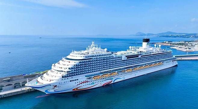 아도라 매직시티호가 제주 서귀포 강정크루즈항에 정박한 모습. 오는 5월 1일부터 중국 국영선사인 아도라크루즈의 '아도라 매직시티'호(13만5500t급)가 서귀포 강정크루즈항을 거점으로 상해∼제주∼일본~상해~제주를 잇는 크루즈 운항을 시작한다. ⓒ제주의소리 자료사진