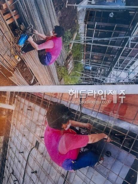 김○○씨가 제시한 서귀포시청 별관 증축공사 현장에서 철근작업을 하는 모습 사진.