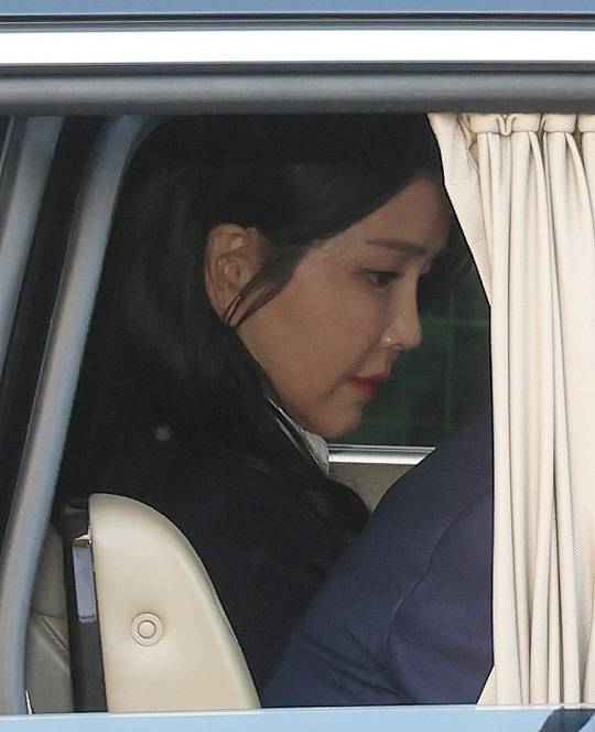 윤석열 전 대통령의 부인인 김건희 여사가 11일 오후 서울 용산구 한남동 대통령 관저를 떠나고 있다. 사진=뉴시스