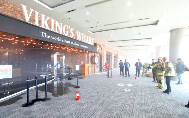 25일 서울 강남구 코엑스에서 불이 나 소방관이 화재진압을 하고 있다.(사진=뉴시스)