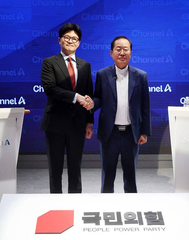 25일 종로 동아미디어센터 채널A 오픈스튜디오에서 국민의힘 대선 2차 경선 진출자인 한동훈, 홍준표 후보가 토론 전 악수를 하고 있다.(사진=연합뉴스)