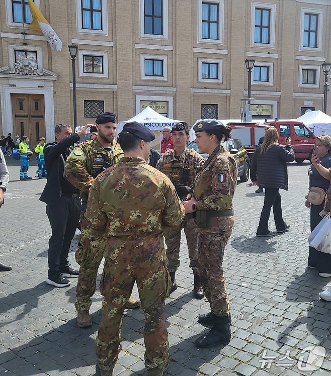 성베드로 광장에서 경계 근무중인 이탈리아 육군 군인들 ⓒ News1 김지완 기자