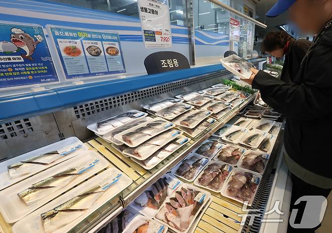 23일 서울 시내의 한 대형마트 수산코너. 2025.3.23/뉴스1 ⓒ News1 허경 기자