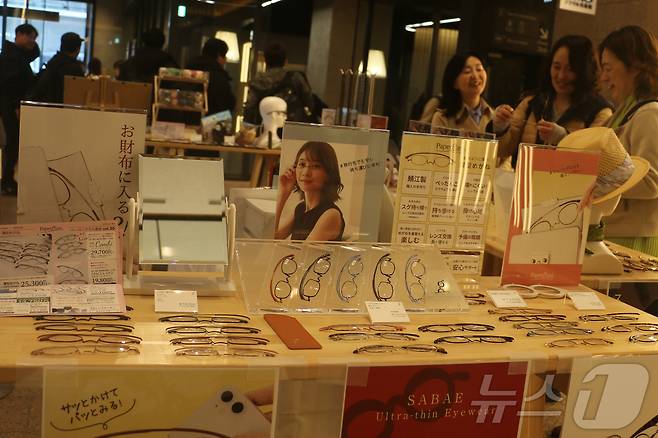 일본 도쿄 시부야역 인근의 '도큐플라자 시부야' 1층에서 설치된 '페이퍼 글라스''(Paper Glass) 행사장. 페이퍼글라스는 노안을 겪는 중장년층을 겨낭한 시니어 안경 브랜드다.. 2025.4.2/뉴스1 ⓒ News1 김근욱 기자