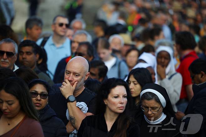 24일(현지시간) 이탈리아 로마 바티칸 성 베드로 대성당에서 프란치스코 교황을 조문하려는 사람들이 길게 줄을 서고 있다. ⓒ 로이터=뉴스1