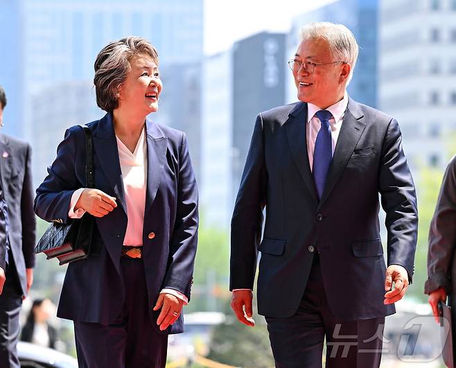 문재인 전 대통령과 김정숙 여사가 25일 국회에서 우원식 국회의장과 면담을 위해 들어서고 있다. 이날 문 전 대통령은 판문점선언 7주년 기념식 참석을 위해 퇴임 후 처음으로 국회를 방문했다. 2025.4.25/뉴스1 ⓒ News1 국회사진취재단