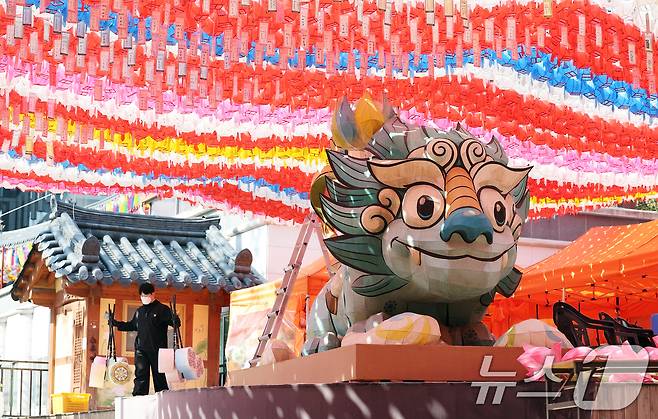 불기 2569년 부처님 오신 날(5월 5일) 연등회를 하루 앞둔 25일 서울 종로구 조계사에서 연등회 준비가 한창이다. 2025.4.25/뉴스1 ⓒ News1 오대일 기자