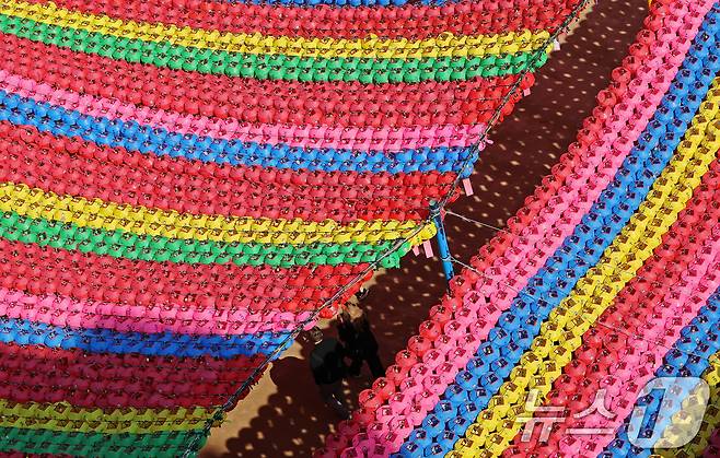 불기 2569년 부처님 오신 날(5월 5일) 연등회를 하루 앞둔 25일 서울 종로구 조계사에서 연등회 준비가 한창이다. 2025.4.25/뉴스1 ⓒ News1 오대일 기자