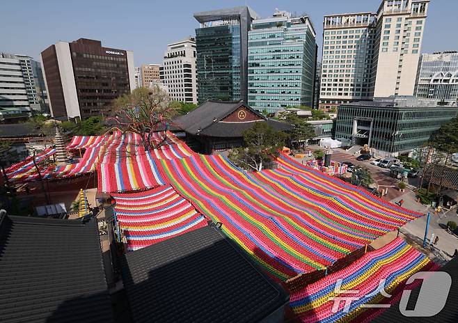 불기 2569년 부처님 오신 날(5월 5일) 연등회를 하루 앞둔 25일 서울 종로구 조계사에서 연등회 준비가 한창이다. 2025.4.25/뉴스1 ⓒ News1 오대일 기자