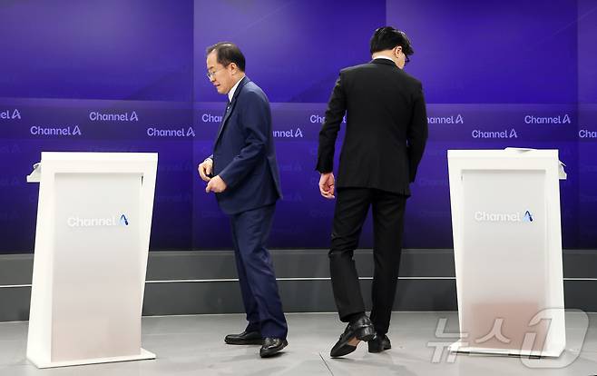 홍준표(왼쪽), 한동훈 국민의힘 대선 경선 후보가 25일 오후 서울 종로구 동아미디어센터 채널A 오픈스튜디오에서 열린 일대일 맞수 토론에 앞서 기념촬영을 한 후 자리로 향하고 있다. 2025.4.25/뉴스1 ⓒ News1 국회사진취재단